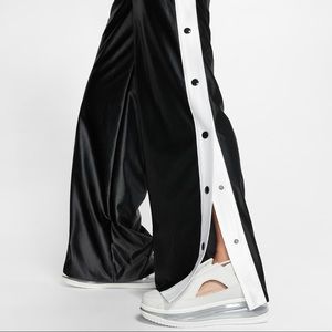 NIKE Loose Fit Breakaway Pant